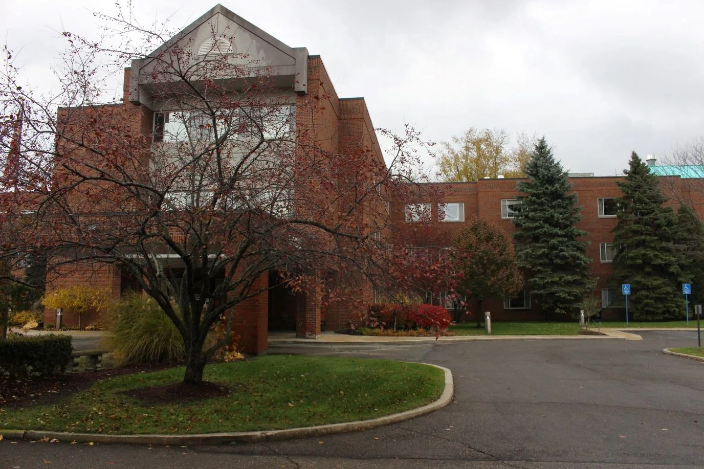 Exterior view of the Lake Orion Nursing and Rehabilitation Center building