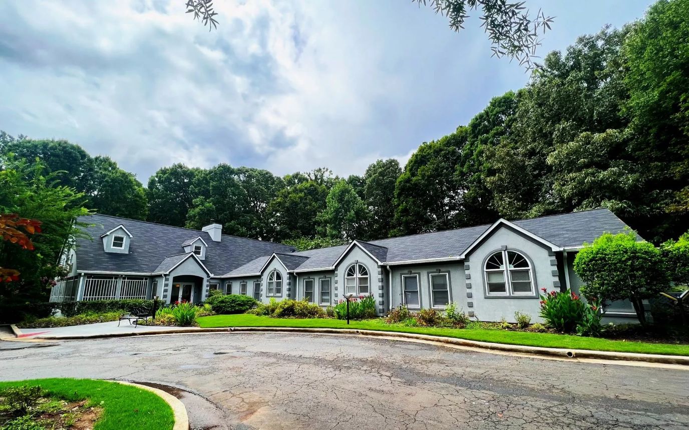 Exterior view of Oak Leaf Manor surrounded by greenery