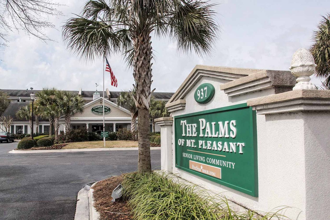 Exterior view of The Palms of Mt. Pleasant with landscaping