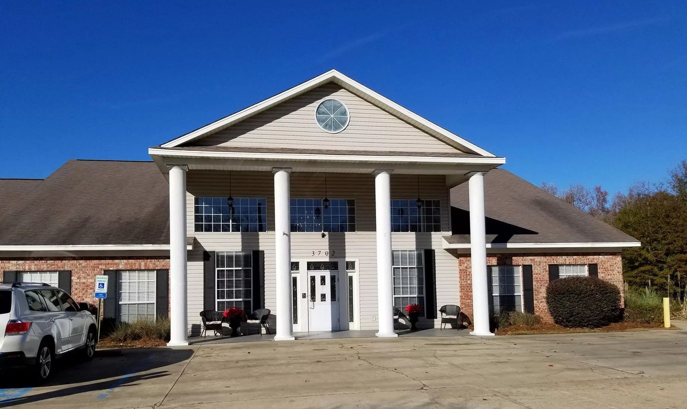Exterior view of Savannah Grand assisted living facility