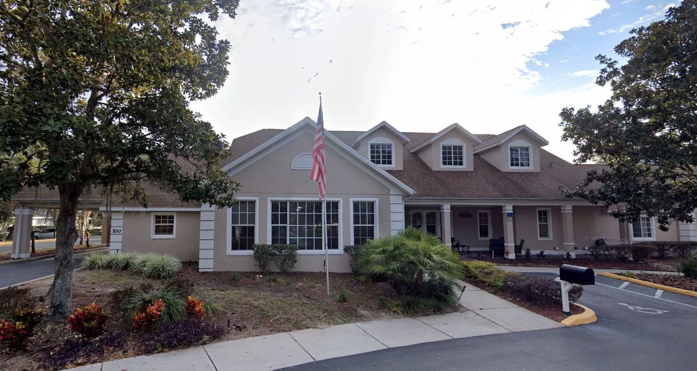 Exterior view of Vista Lake Senior Living Center