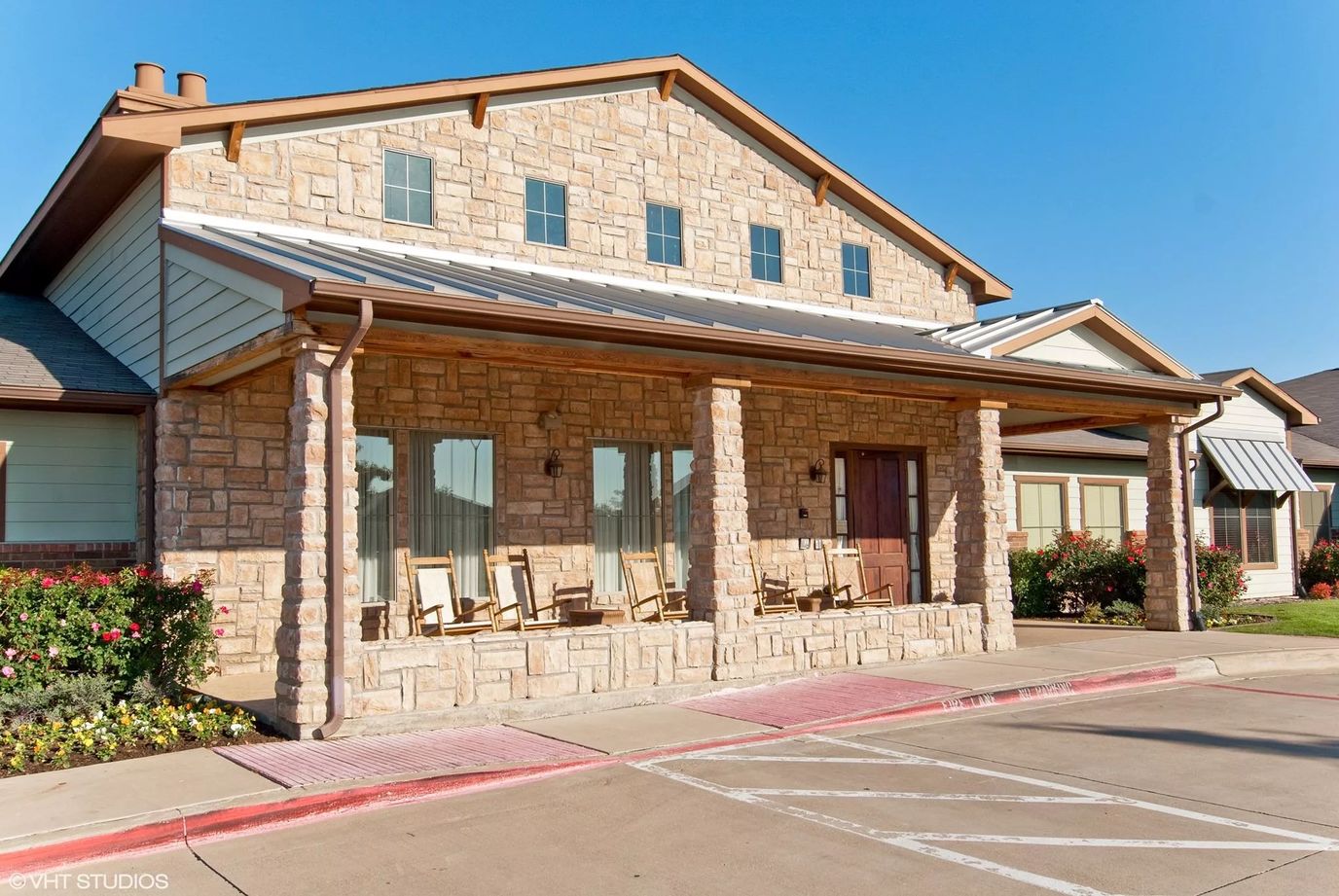 Exterior view of Walnut Creek Assisted Living building