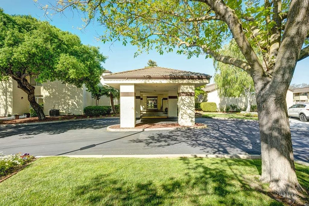 Entrance of The Oaks at Inglewood surrounded by greenery