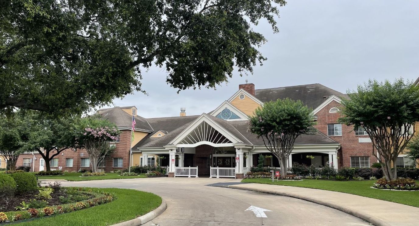Exterior view of Atria Westchase with landscaped entrance