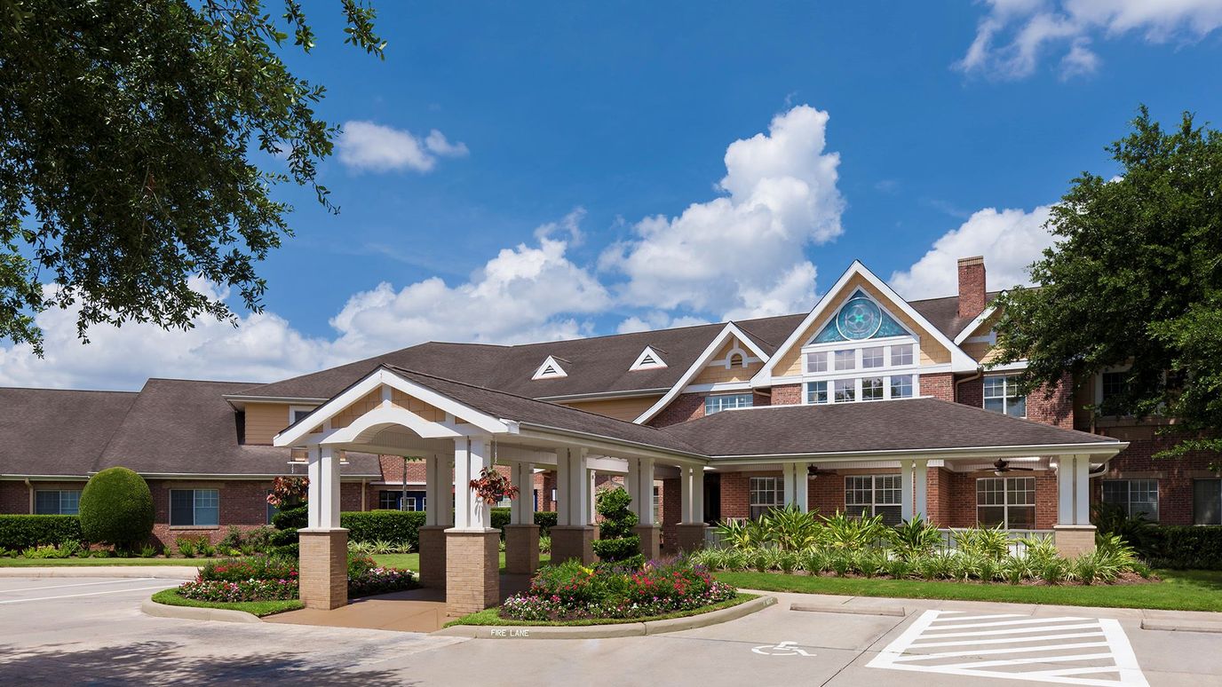 Exterior view of Atria Sugar Land facility entrance