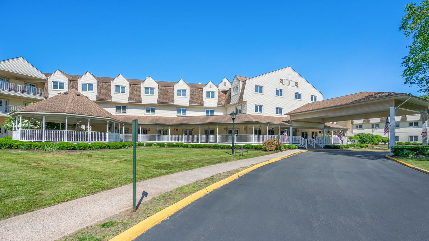Exterior view of Holiday Farmington with grassy areas