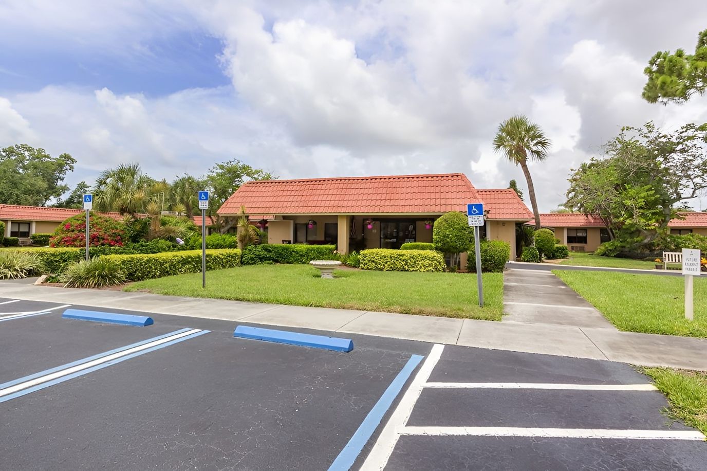 Exterior view of Brookdale Bradenton Gardens with landscaping