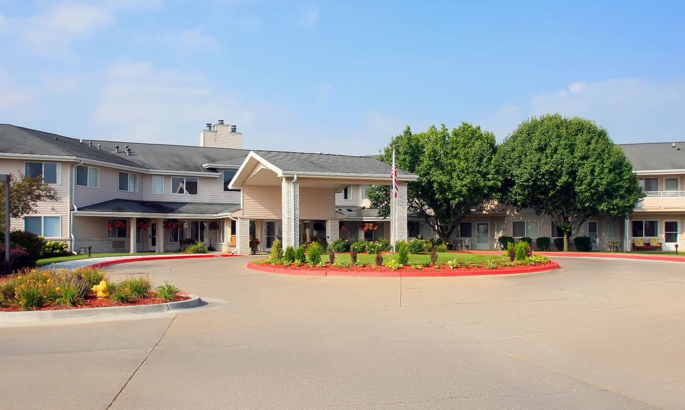 Exterior view of the Holiday Illahee Hills building