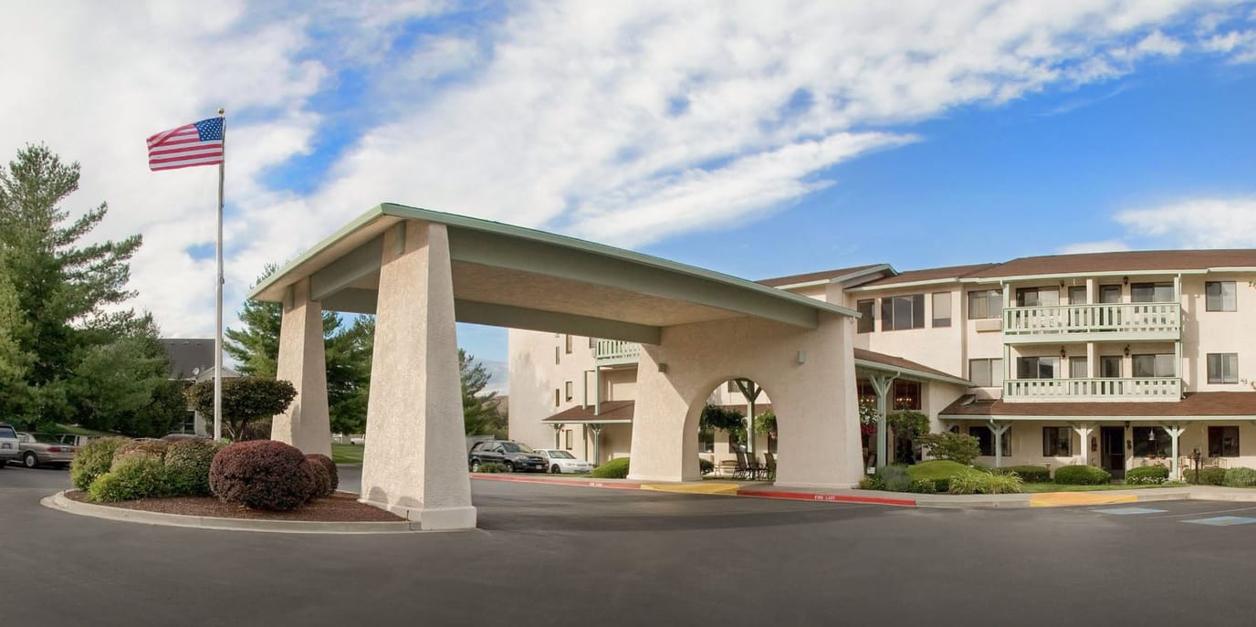 Front entrance of Solista Yakima with a covered area