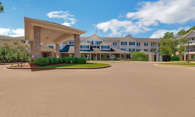 Front entrance view of Holiday Middleton facility