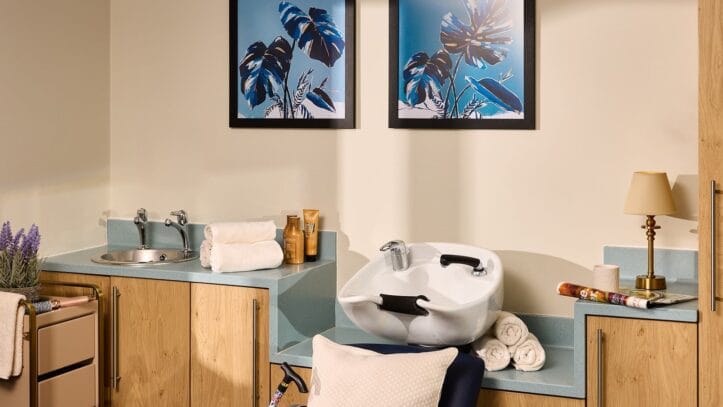 Hallmark Admiral Court, memory care — Spa-like bathing area with floral artwork and accessories