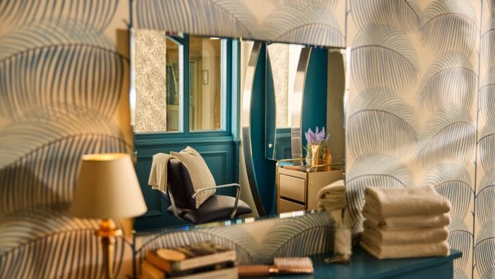Hallmark Admiral Court, memory care — Well-decorated room with a mirror and soft furnishings