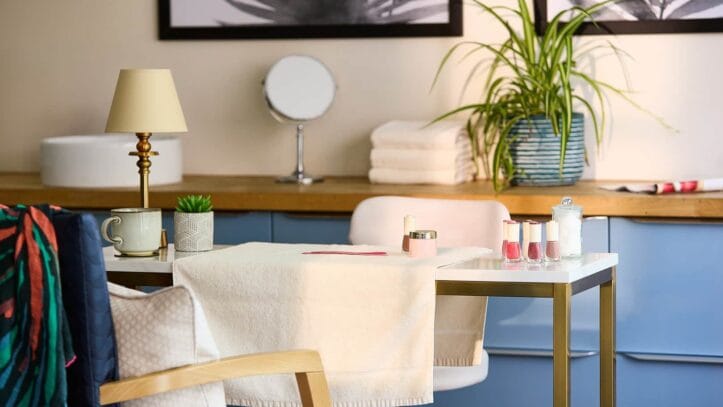 Hallmark Admiral Court, memory care — Cozy room with a desk, plants, and decorative items