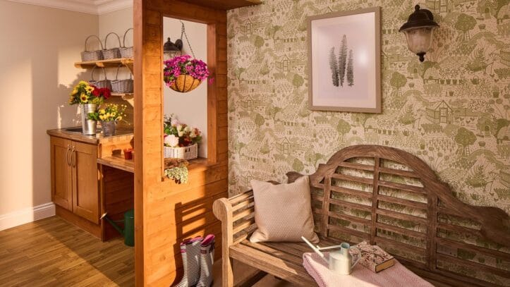 Hallmark Admiral Court, memory care — Cozy entryway with floral decorations and wooden bench