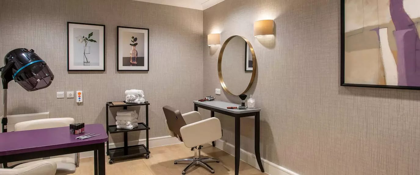 Comfortable beauty salon setup with décor