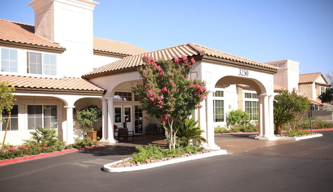 Front entrance of Oakmont of the Lakes with landscaping