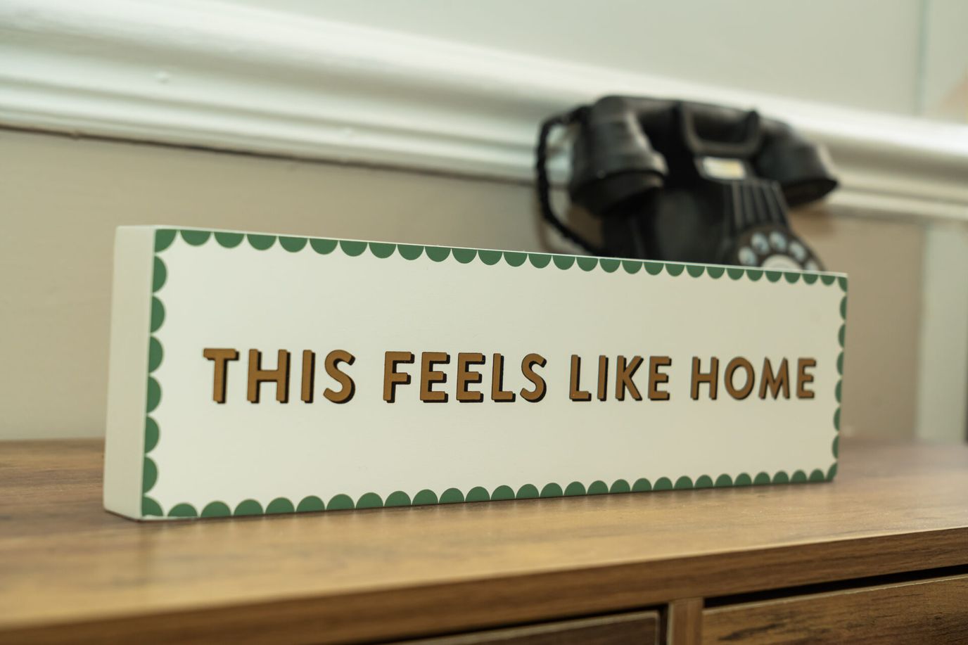 Sign that says 'THIS FEELS LIKE HOME'