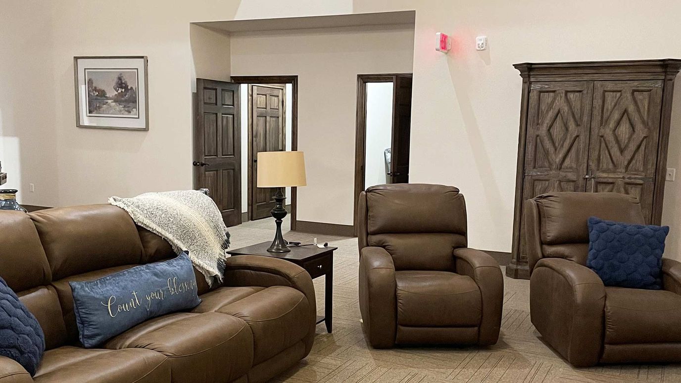BeeHive Homes of Granbury, assisted living in Granbury, TX — Cozy common area with leather seating and decorative accents