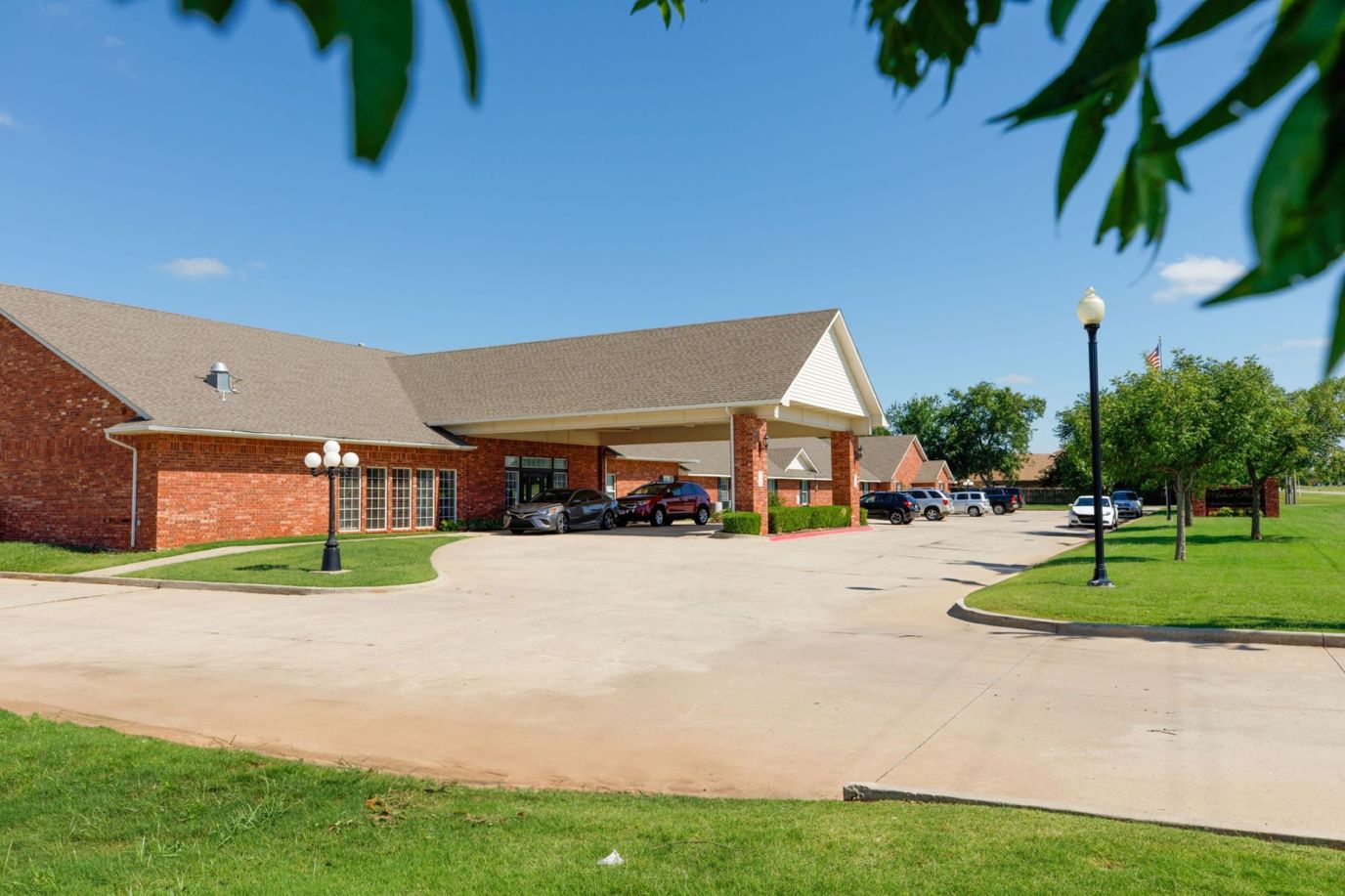 Exterior view of Arbor House of Mustang with parking lot