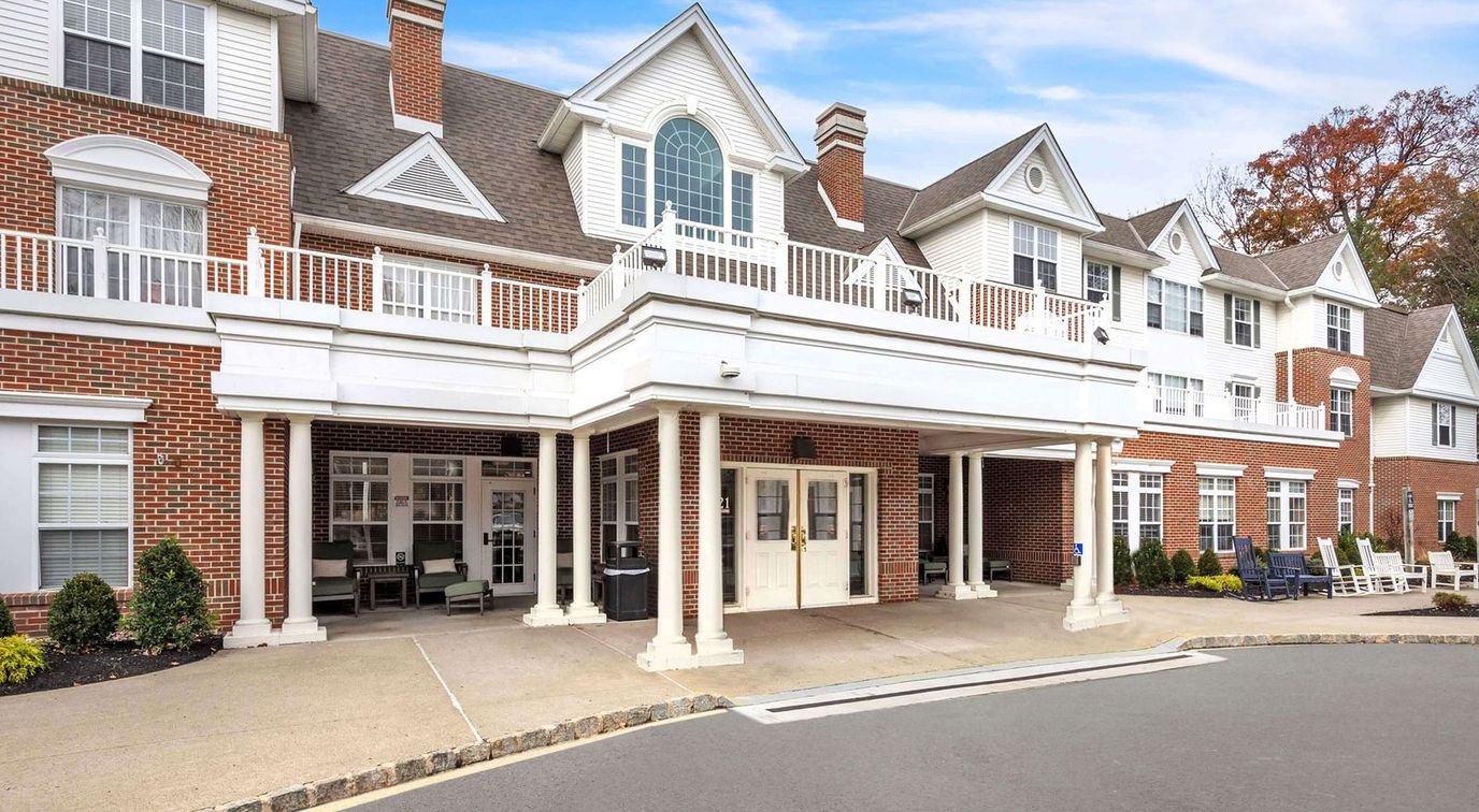 Entrance of Brighton Gardens of Florham Park with seating area