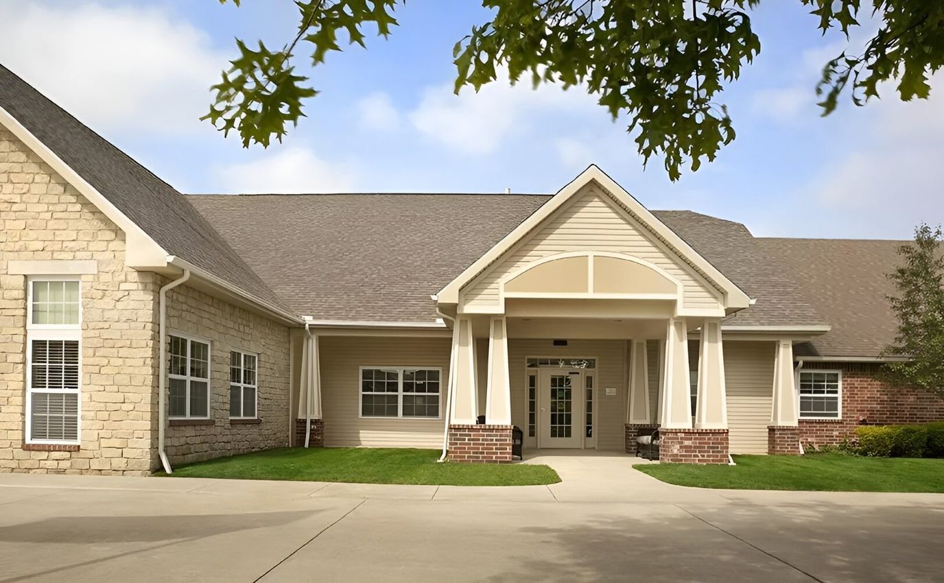 Exterior view of the Brookdale Bowling Green facility entrance