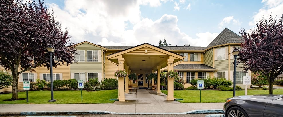 Front entrance of Brookdale Everett with landscaped area