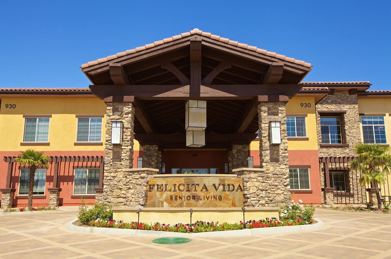 Exterior view of Felicita Vida Senior Living facility