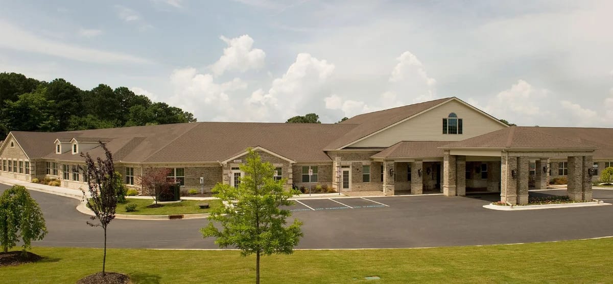 Exterior view of Oaks at Gracemont facility