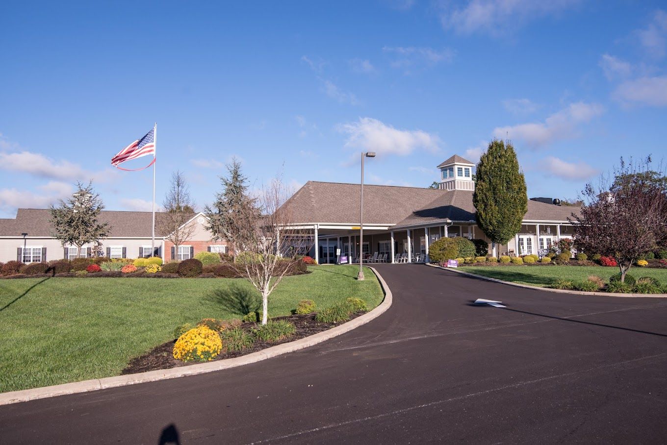Exterior view of Morning Pointe of Russell facility