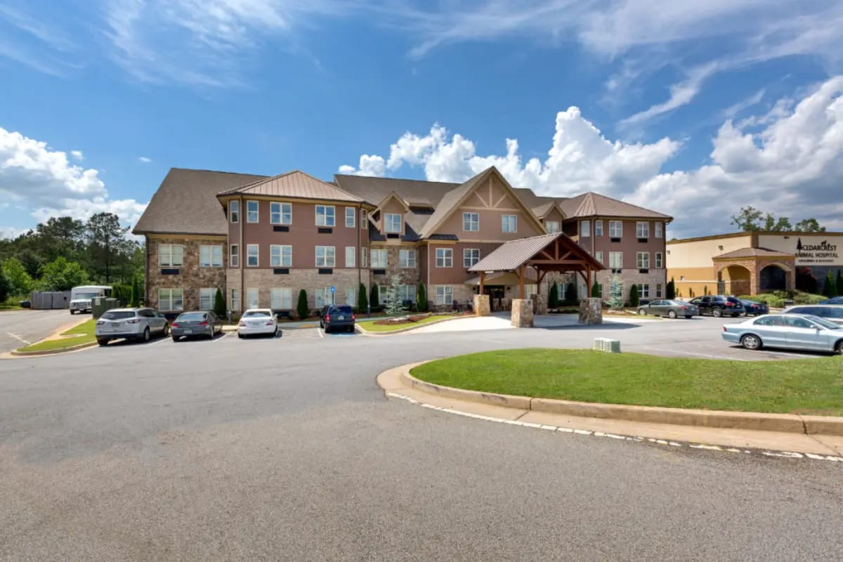 Exterior view of the Oaks at Acworth facility
