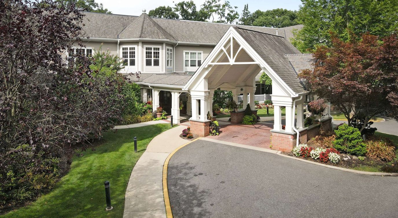 Entrance of Sunrise of Plainview with landscaped gardens