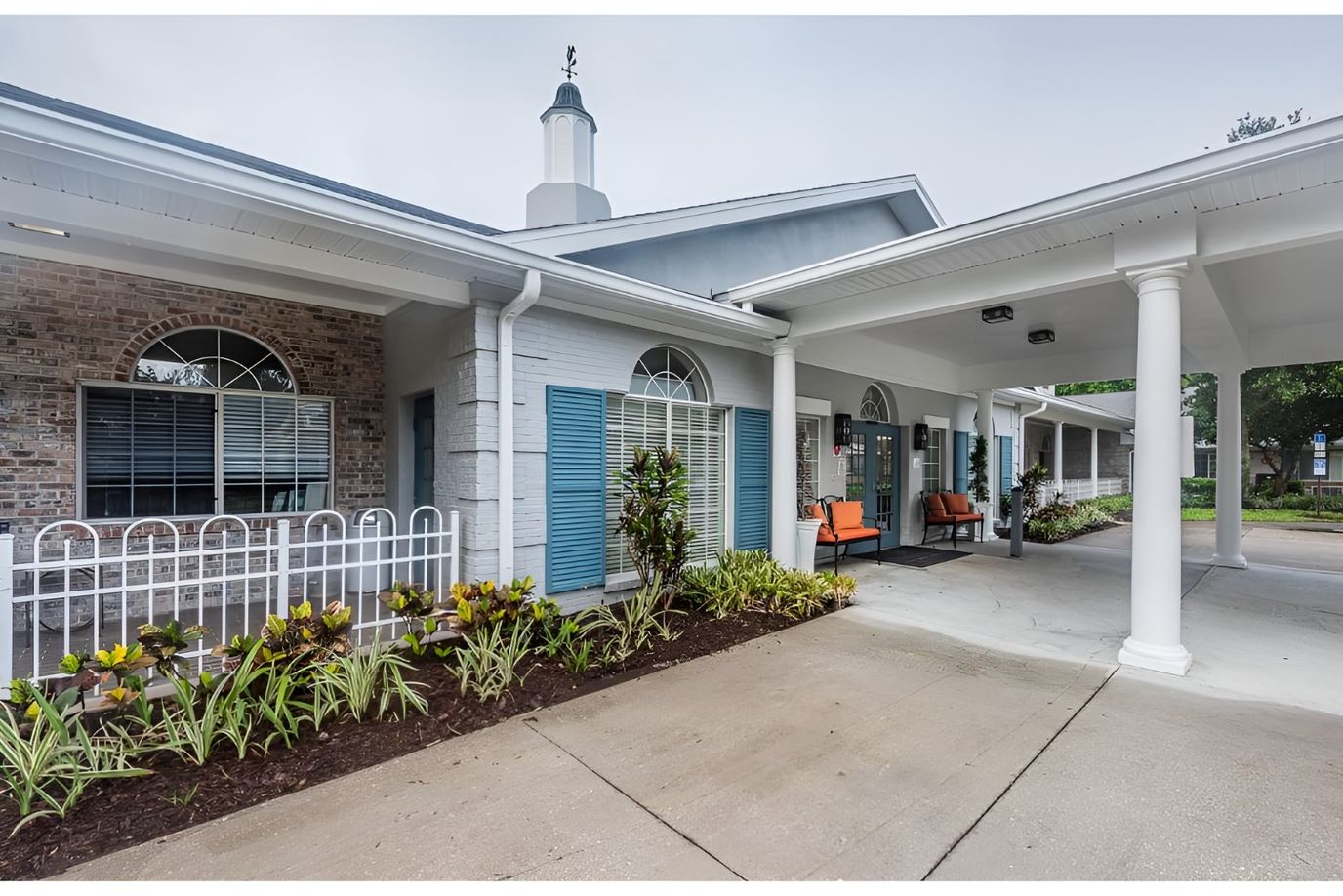 Front entrance of The Colonnade at Carrollwood