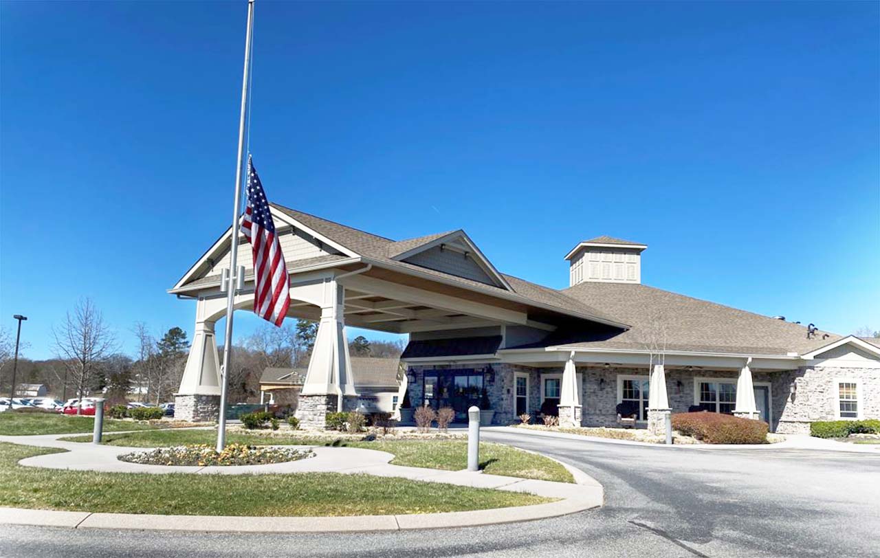 Exterior view of The Lantern at Morning Pointe Powell with flag