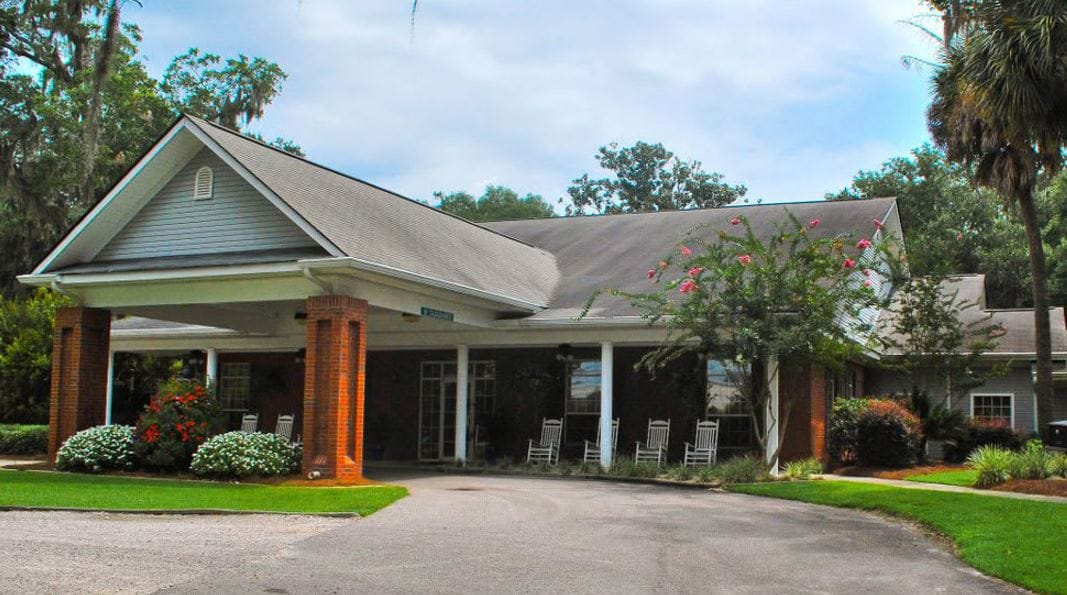 Exterior view of the Oaks at Beaufort facility