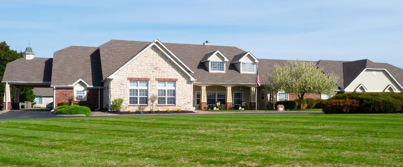 Exterior view of Brookdale Gallatin with landscaped grounds