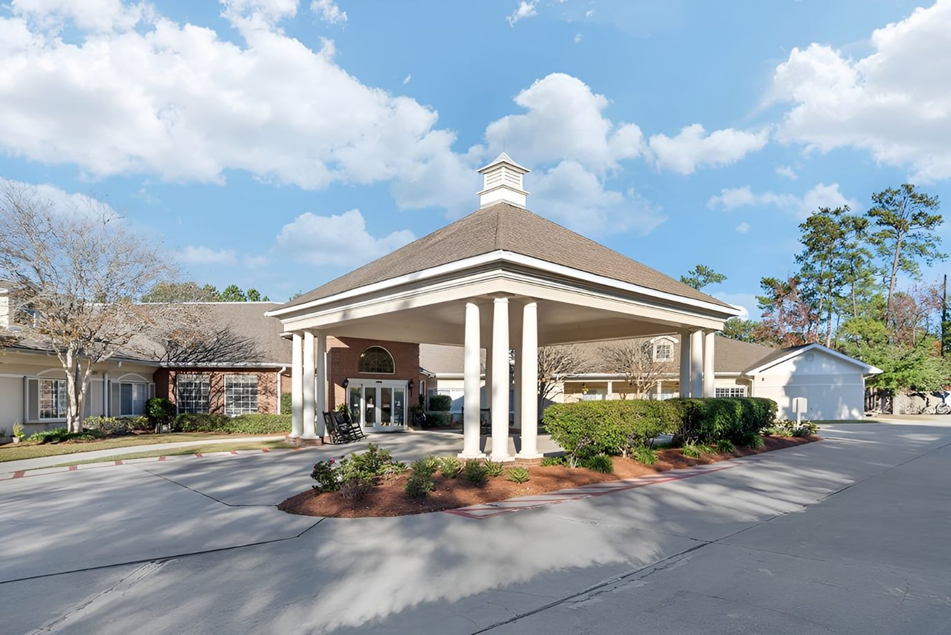 Front entrance of Brookdale Mandeville with covered entry
