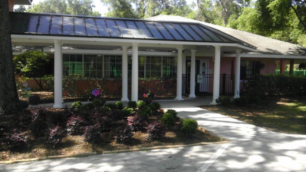 Exterior view of Hampton Manor Belleview with landscaping