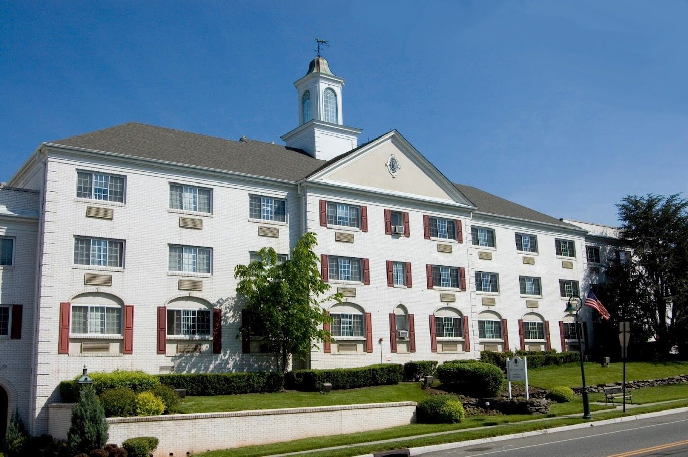 Exterior view of the Mira Vie at Fanwood building
