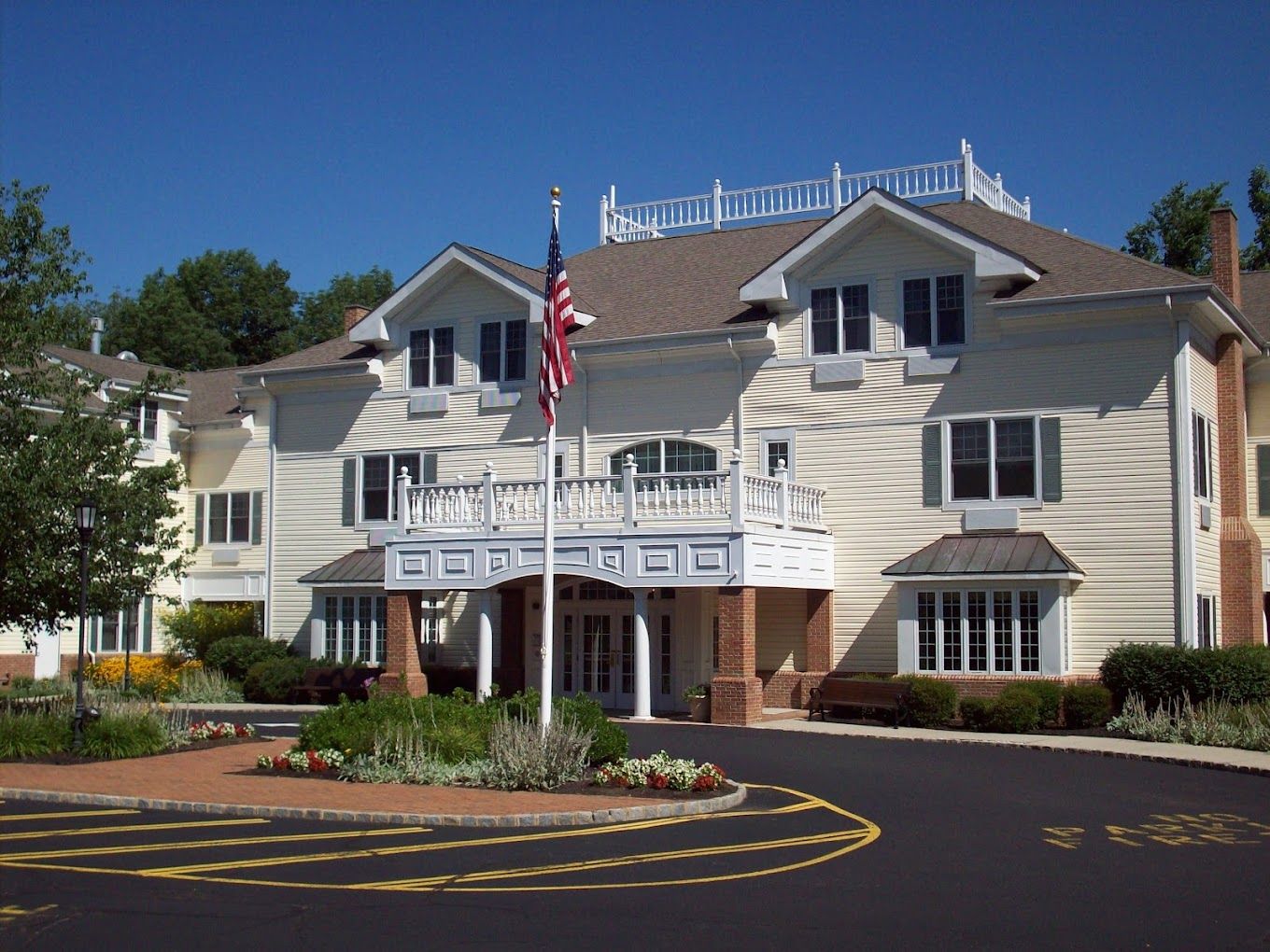 Exterior view of the Mira Vie at Warren facility