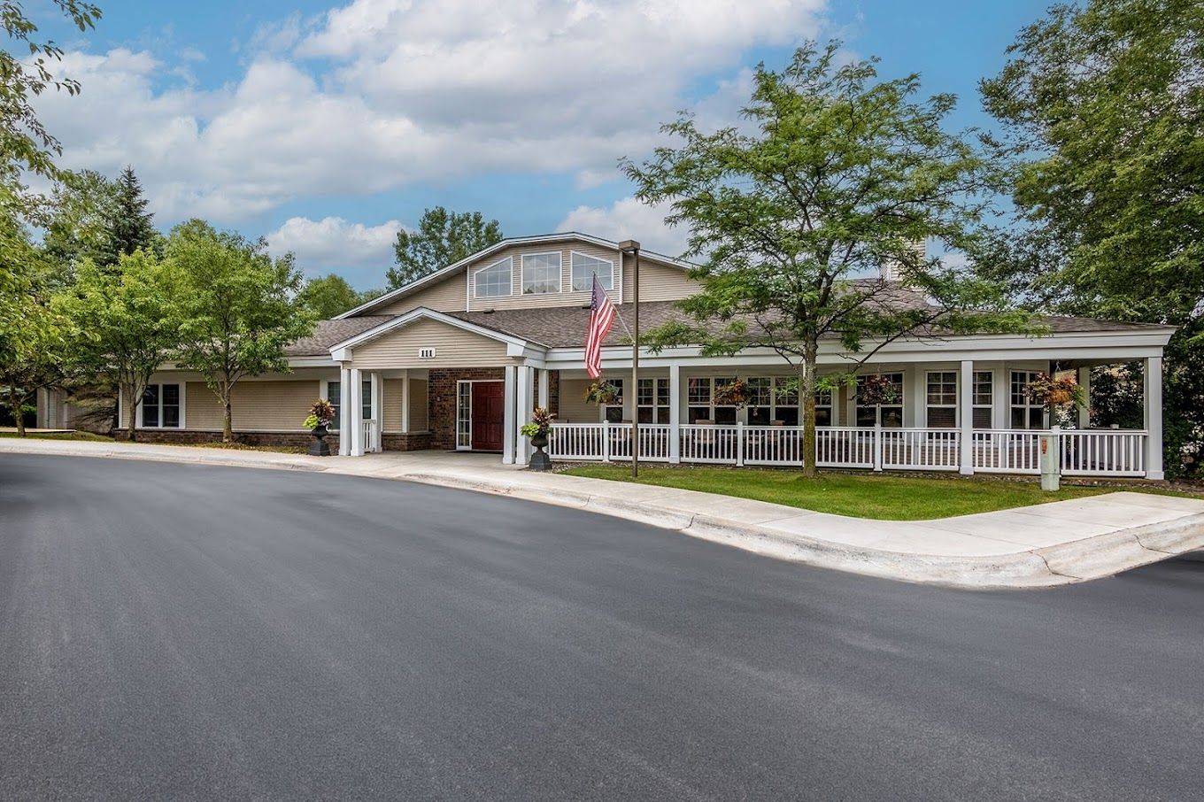 Exterior view of New Perspective Mahtomedi with landscaping