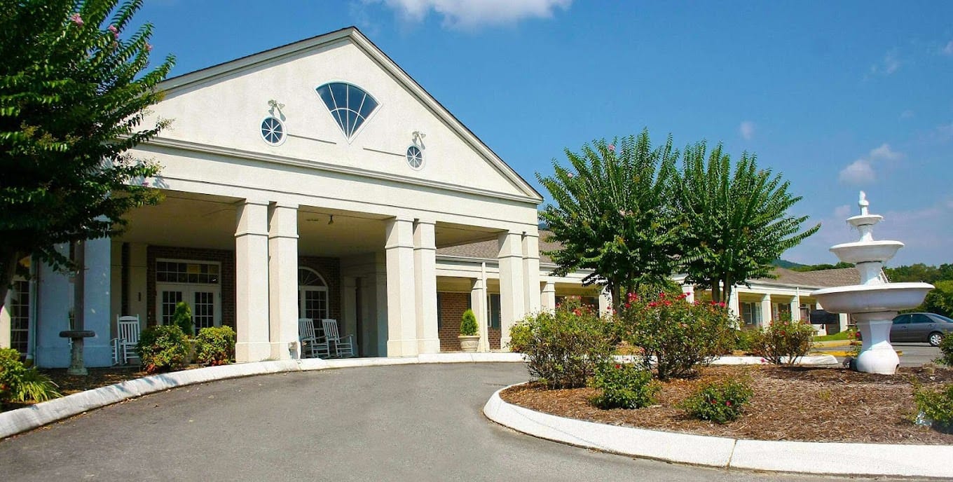 Exterior view of the Oaks at Dalton facility entrance