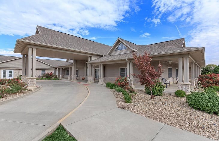 Exterior view of Rochester Estates Senior Living facility