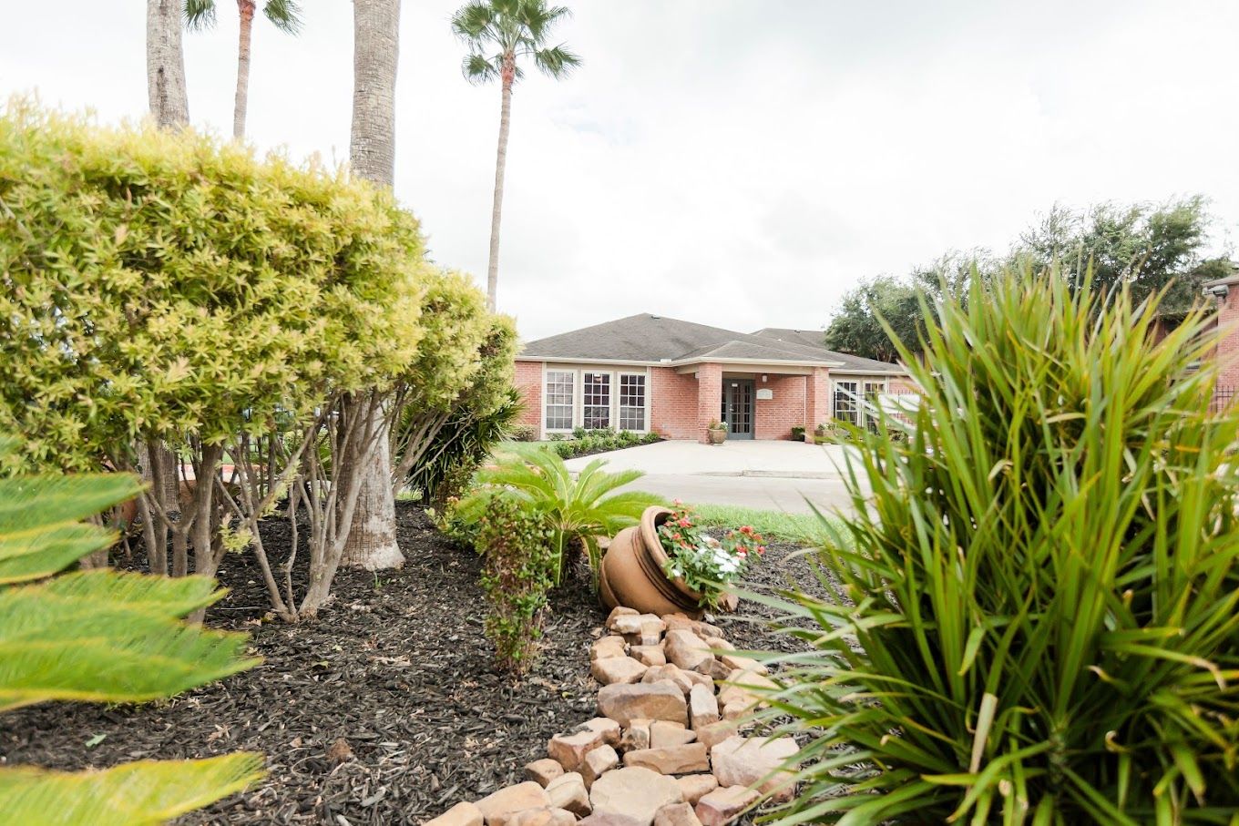 Exterior view of Valley Resaca Palms Apartments with landscaping