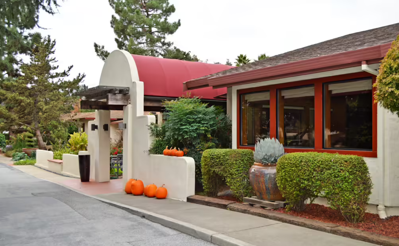 Exterior view of Valley Pines Assisted Living facility