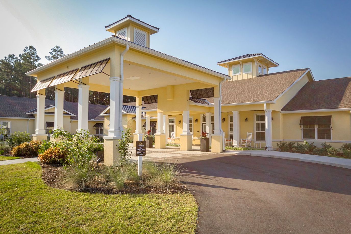 Front entrance of Benton House of Bluffton