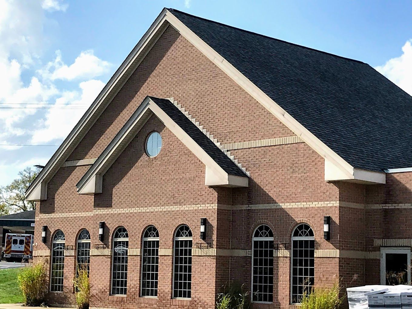 Exterior view of Majestic Care of Fairfield facility