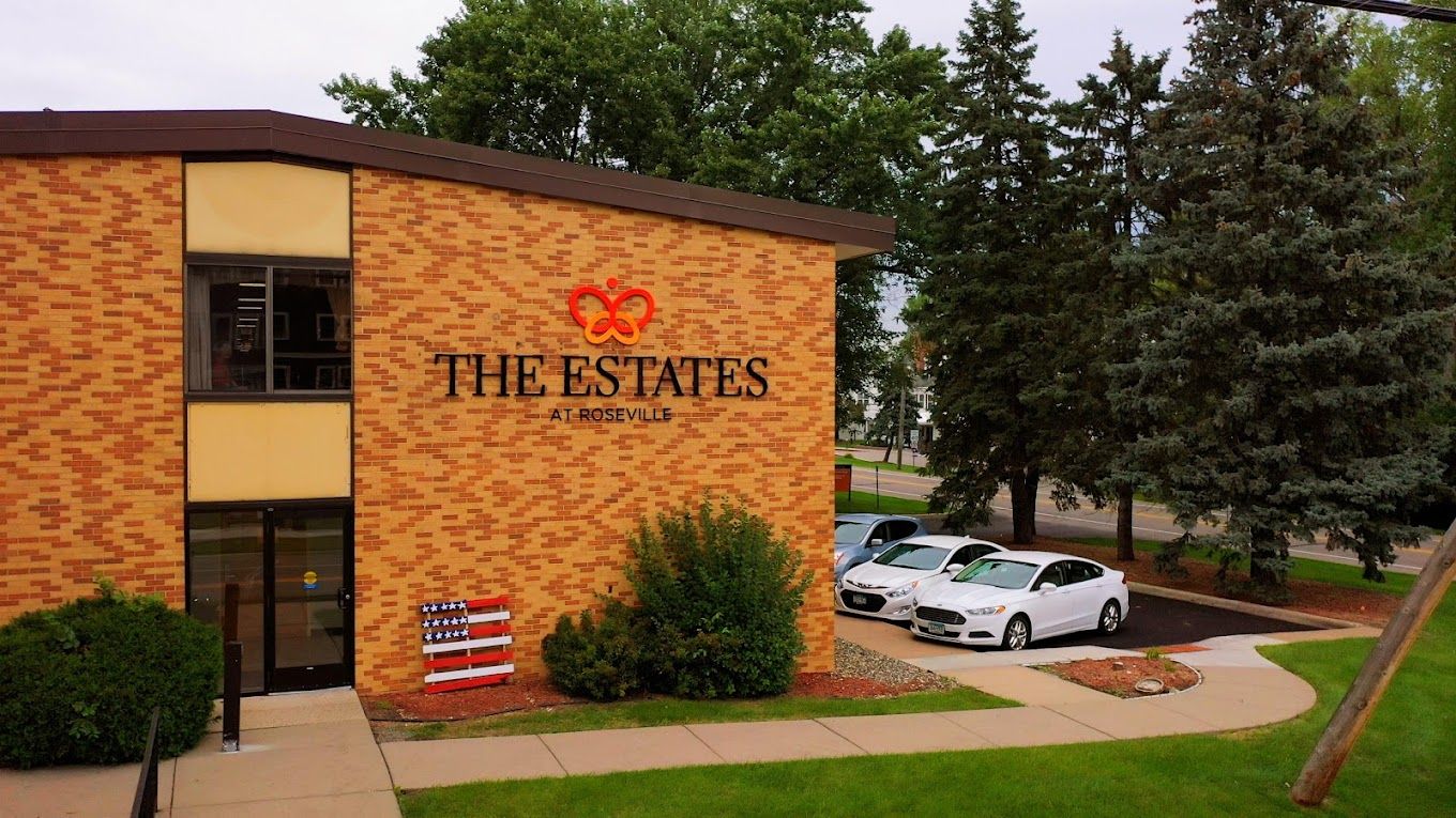 Exterior view of The Estates at Roseville with cars parked
