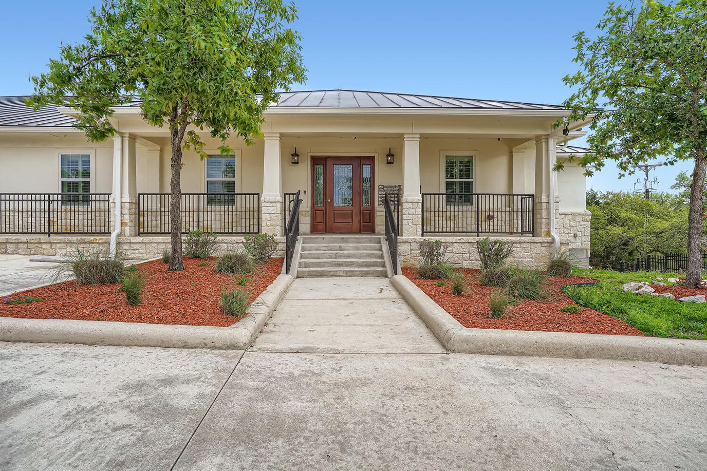 Exterior view of OneStone Oak Senior Living entrance
