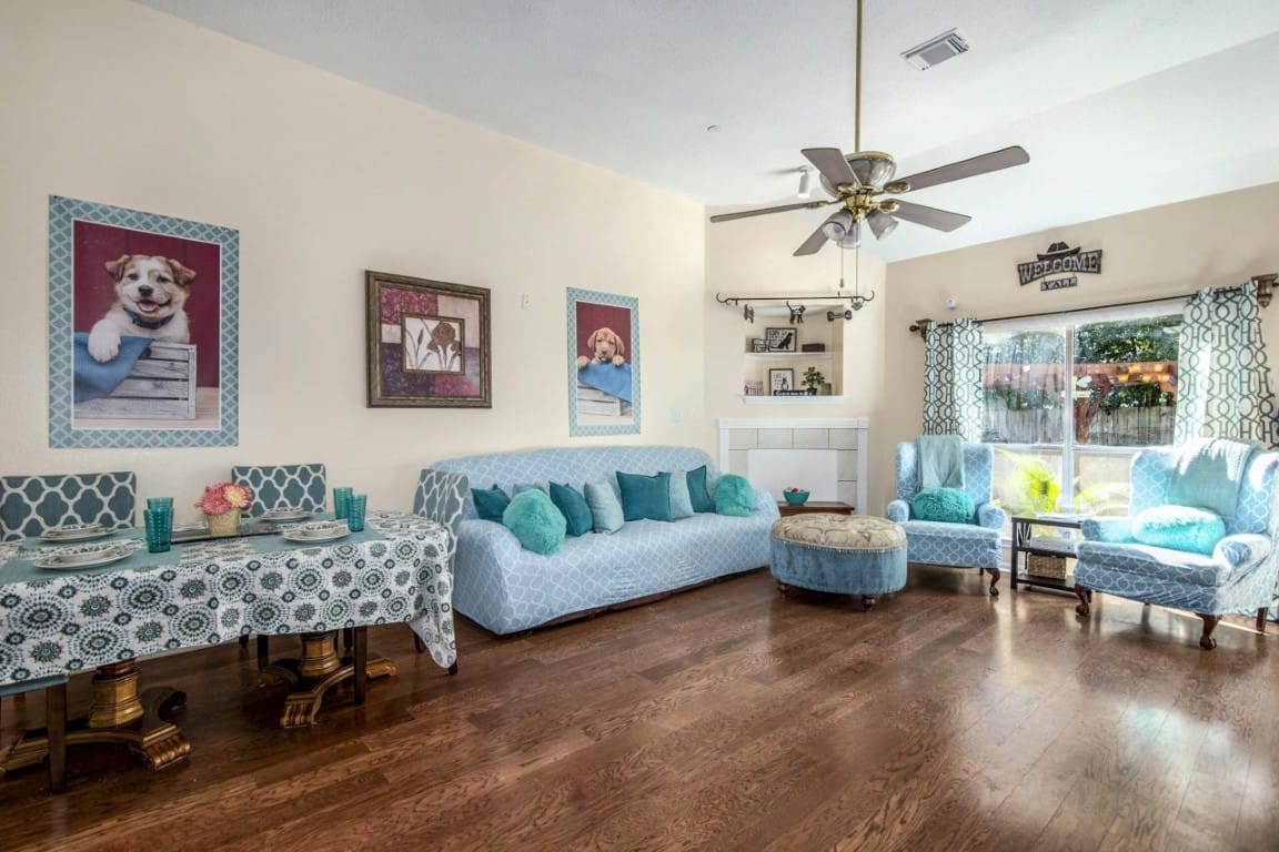 Acorn Manor Assisted Living, assisted living in The Woodlands, TX — Cozy common area with light blue furniture and decor