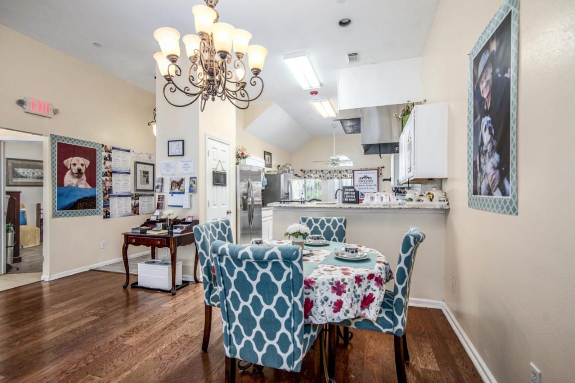 Acorn Manor Assisted Living, assisted living in The Woodlands, TX — Dining area with decorative table and chandelier
